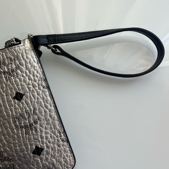 MCM SILVER GRAY WRIST POUCH - Picture 4 of 10